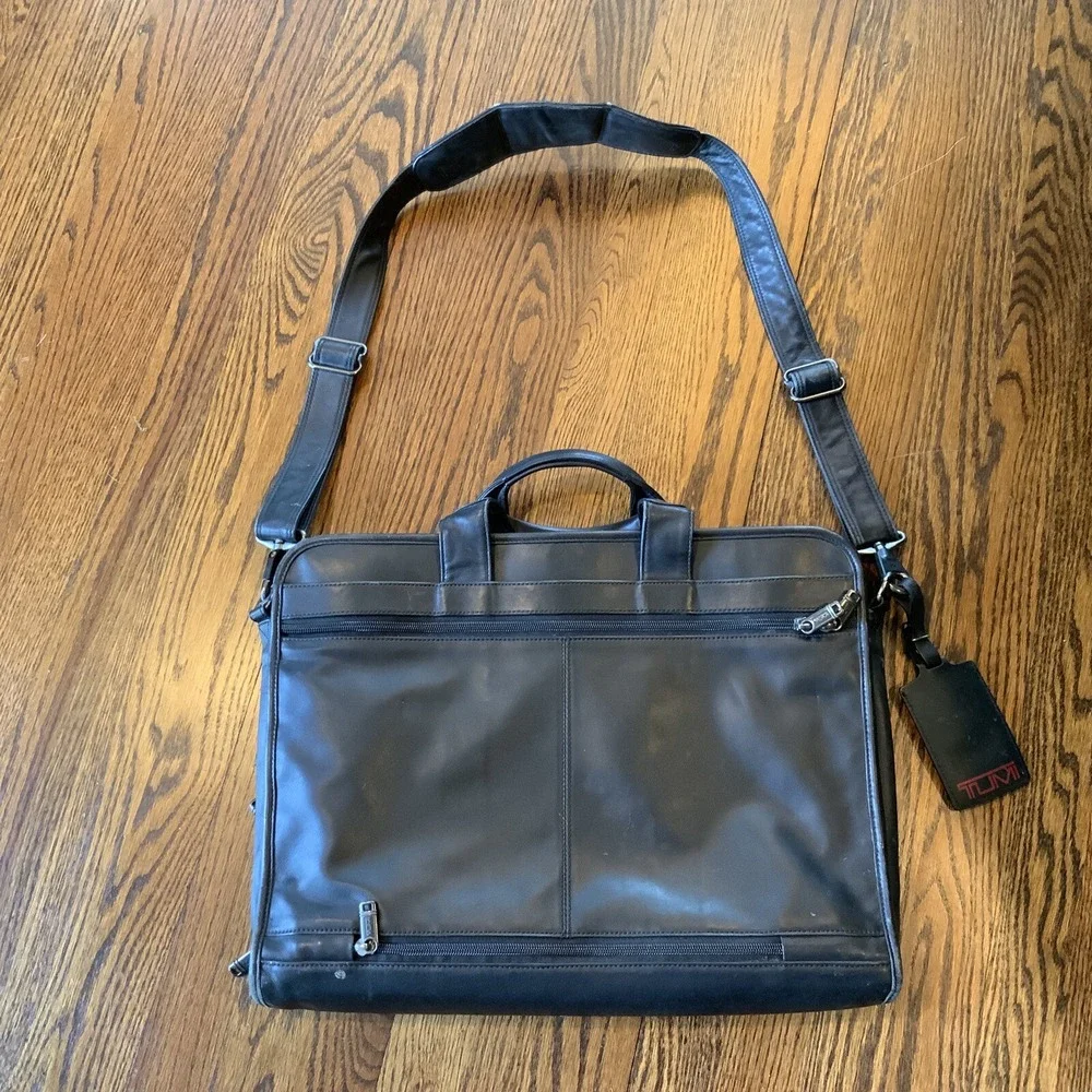 Tumi Black Genuine Leather Briefcase Messenger Bag‎ Laptop Computer Business